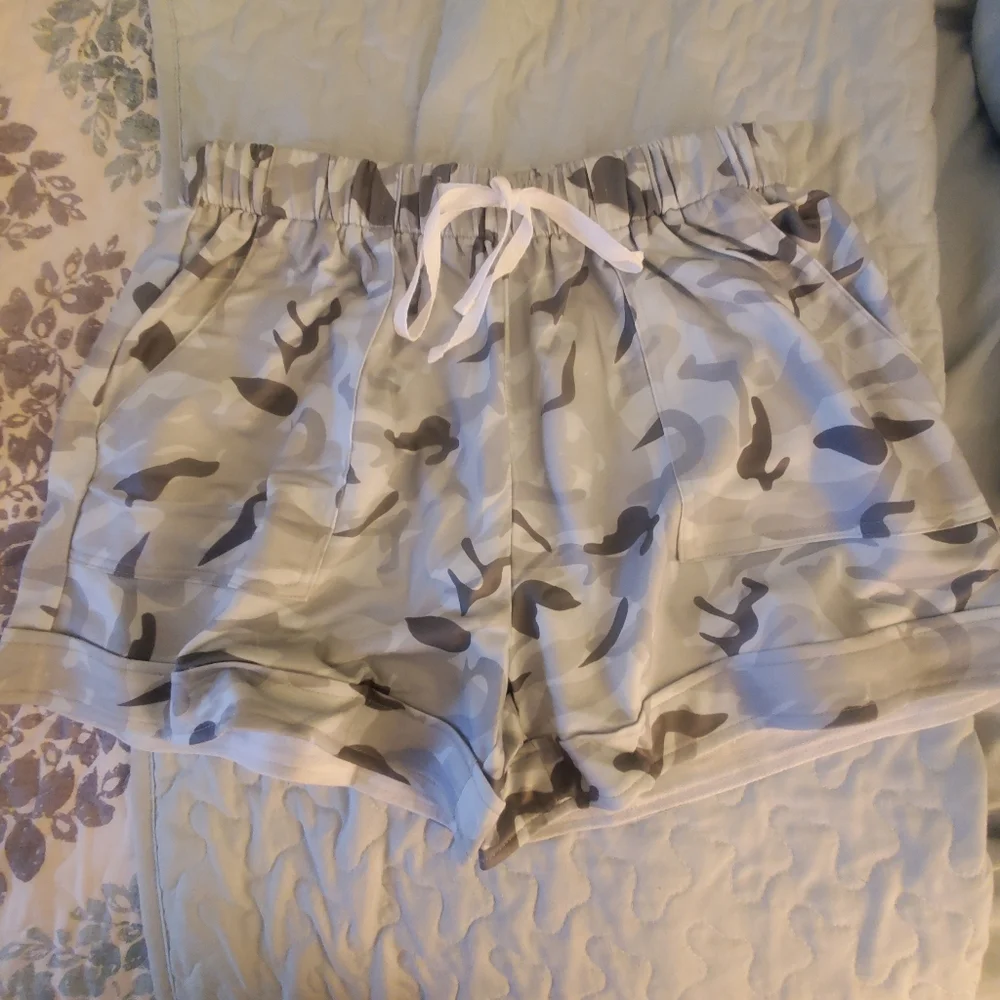 Shorts - Picture 3 of 4